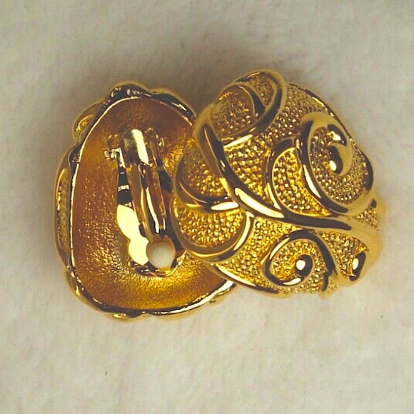 Jose Barrera for AVON Vintage Gold Tone Clip Earrings - Picture 2 of 13